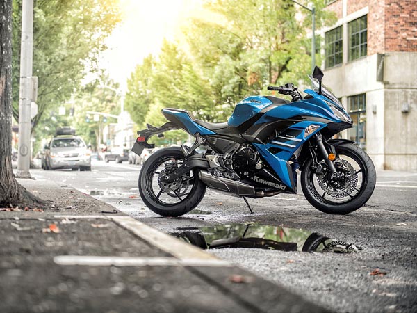 നീല നിറത്തില്‍ പുത്തന്‍ കവാസാക്കി നിഞ്ച 650 വിപണിയില്‍; വില 5.33 ലക്ഷം രൂപ