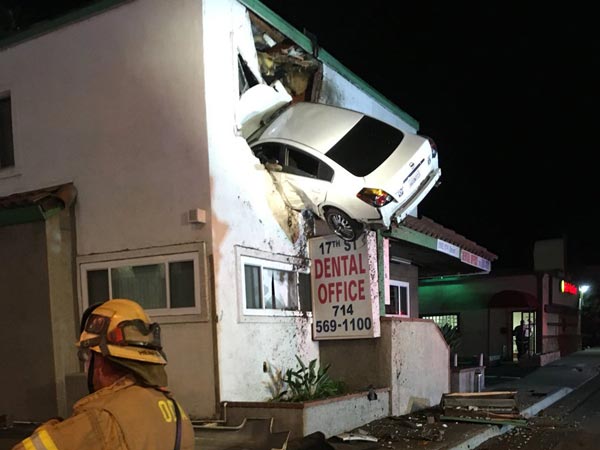 നിയന്ത്രണം നഷ്ടപ്പെട്ട കാര്‍ 'പറന്നു' കയറിയത് കെട്ടിടത്തിന്റെ രണ്ടാം നിലയിലേക്ക്; വീഡിയോ വൈറൽ!