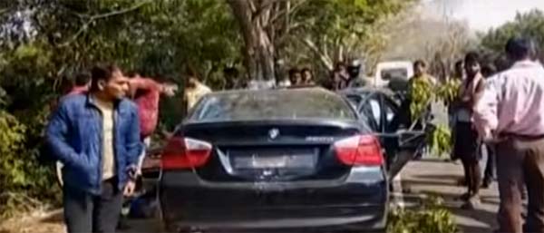 ഒരു കൈയ്യില്‍ ബൊലേറോ; തെലുഗു സൂപ്പര്‍സ്റ്റാറിനെ 'ട്രോളി' ആനന്ദ് മഹീന്ദ്ര, പ്രതിഷേധം അണപ്പൊട്ടുന്നു!