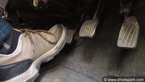 ട്രാഫിക് സിഗ്നലില്‍ കാര്‍ ന്യൂട്രലിലേക്ക് മാറ്റുന്നത് ശരിയാണോ?