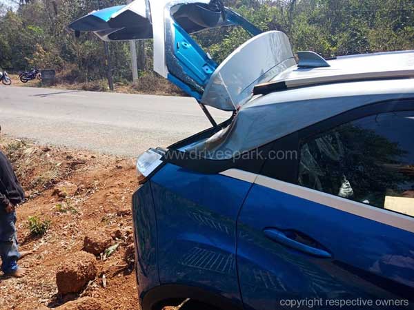 അപകടത്തില്‍ തലകീഴായി മറിഞ്ഞ് നെക്‌സോണ്‍; ടാറ്റയ്ക്ക് നന്ദി പറഞ്ഞ് ഉടമസ്ഥന്‍