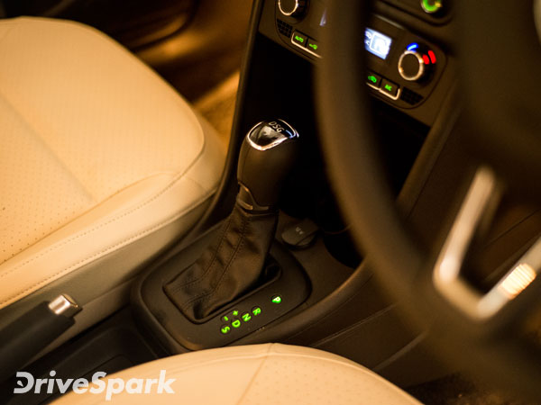 ട്രാഫിക് സിഗ്നലില്‍ കാര്‍ ന്യൂട്രലിലേക്ക് മാറ്റുന്നത് ശരിയാണോ?