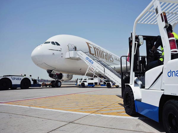 വിമാനങ്ങൾ ഇടതു വശത്തു കൂടി മാത്രം യാത്രക്കാരെ കയറ്റാൻ കാരണം