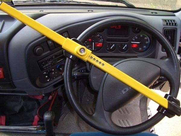 കാറിൽ നിർബന്ധമായും ഇടംപിടിക്കേണ്ട ആക്സസറികൾ