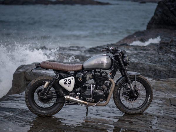 നീണ്ടുനിവര്‍ന്ന് ഒരു ബുള്ളറ്റ്; ഇതാണ് പുതിയ ബ്ലാക്ഔട്ട്!