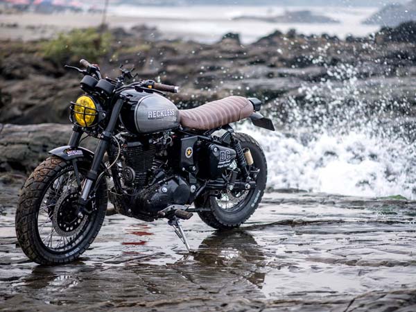 നീണ്ടുനിവര്‍ന്ന് ഒരു ബുള്ളറ്റ്; ഇതാണ് പുതിയ ബ്ലാക്ഔട്ട്!