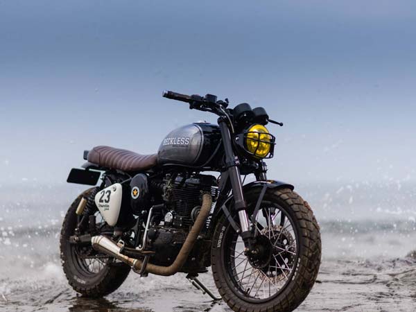 നീണ്ടുനിവര്‍ന്ന് ഒരു ബുള്ളറ്റ്; ഇതാണ് പുതിയ ബ്ലാക്ഔട്ട്!