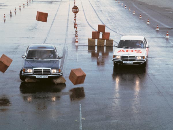 മിന്നായം പോലെ റോഡില്‍ യാത്രക്കാരന്‍; തലനാരിഴയ്ക്ക് രക്ഷപ്പെട്ട് ഡോമിനാര്‍ റൈഡര്‍ — വീഡിയോ