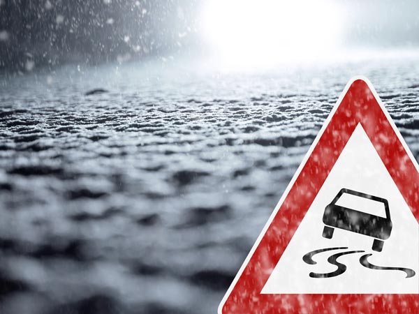 മിന്നായം പോലെ റോഡില്‍ യാത്രക്കാരന്‍; തലനാരിഴയ്ക്ക് രക്ഷപ്പെട്ട് ഡോമിനാര്‍ റൈഡര്‍ — വീഡിയോ