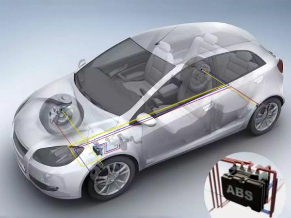 മിന്നായം പോലെ റോഡില്‍ യാത്രക്കാരന്‍; തലനാരിഴയ്ക്ക് രക്ഷപ്പെട്ട് ഡോമിനാര്‍ റൈഡര്‍ — വീഡിയോ