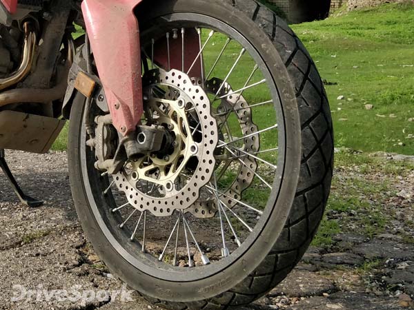 മിന്നായം പോലെ റോഡില്‍ യാത്രക്കാരന്‍; തലനാരിഴയ്ക്ക് രക്ഷപ്പെട്ട് ഡോമിനാര്‍ റൈഡര്‍ — വീഡിയോ