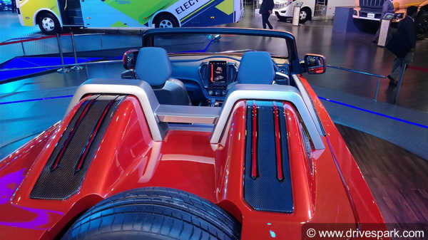 ഒരൊറ്റ കാര്‍ കൊണ്ട് കാഴ്ച്ചക്കാരെ മുഴുവന്‍ കൈയ്യിലെടുത്ത് മഹീന്ദ്ര; TUV സ്റ്റിംഗറാണ് ഹീറോ!