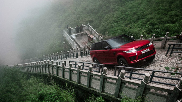 റേഞ്ച് റോവര്‍ സ്‌പോര്‍ടിന് മുന്നില്‍ 'സ്വര്‍ഗ്ഗവാതില്‍' തുറന്നു; അമ്പരപ്പ് മാറാതെ കാര്‍പ്രേമികള്‍