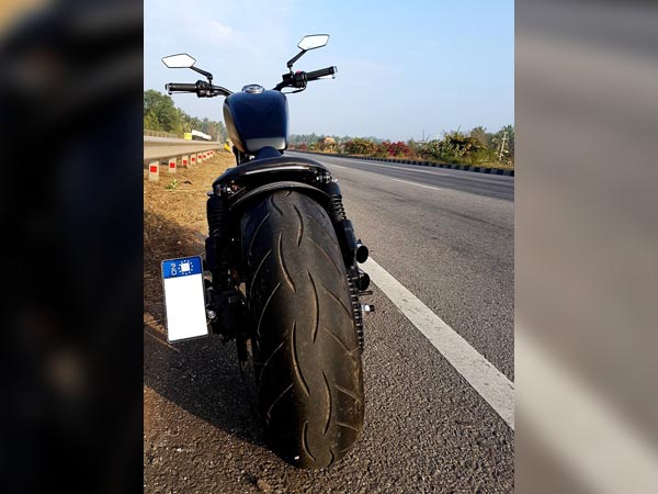 നീണ്ടുനിവര്‍ന്ന് ഒരു ബുള്ളറ്റ്; ഇതാണ് പുതിയ ബ്ലാക്ഔട്ട്!