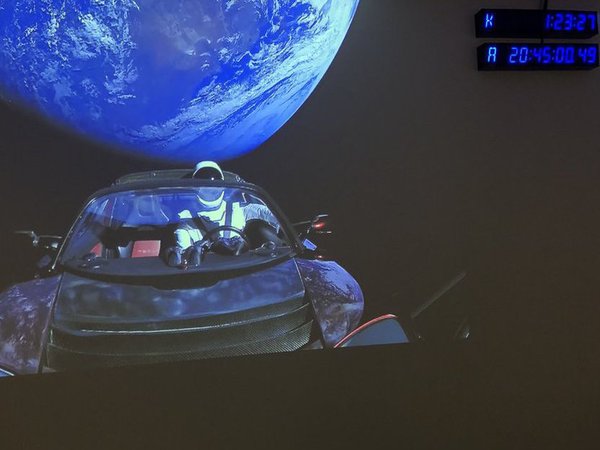 ഇലോണ്‍ മസ്‌ക് തൊടുത്തു വിട്ട കാര്‍ ഭൂമിയില്‍ വന്നു പതിക്കുമെന്ന് മുന്നറിയിപ്പ്