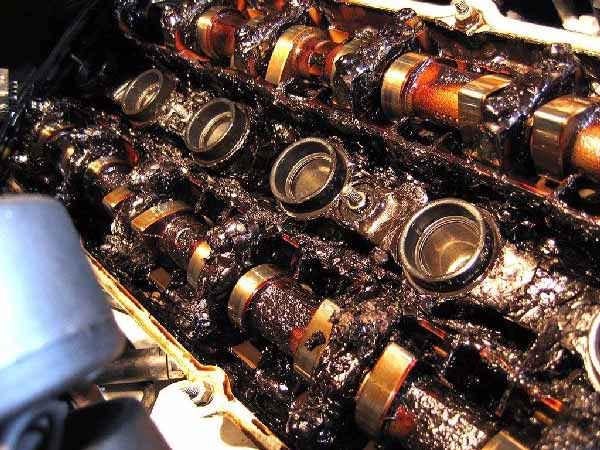 കാറില്‍ എഞ്ചിന്‍ ഓയില്‍ ഒഴിച്ചത് കൂടിപ്പോയാല്‍; പ്രശ്‌നങ്ങളും പരിഹാരങ്ങളും