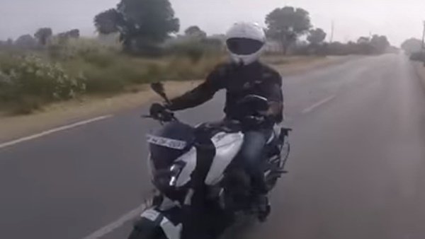 മിന്നായം പോലെ റോഡില്‍ യാത്രക്കാരന്‍; തലനാരിഴയ്ക്ക് രക്ഷപ്പെട്ട് ഡോമിനാര്‍ റൈഡര്‍ — വീഡിയോ