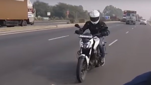 മിന്നായം പോലെ റോഡില്‍ യാത്രക്കാരന്‍; തലനാരിഴയ്ക്ക് രക്ഷപ്പെട്ട് ഡോമിനാര്‍ റൈഡര്‍ — വീഡിയോ
