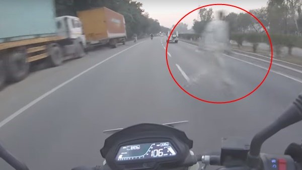 മിന്നായം പോലെ റോഡില്‍ യാത്രക്കാരന്‍; തലനാരിഴയ്ക്ക് രക്ഷപ്പെട്ട് ഡോമിനാര്‍ റൈഡര്‍ — വീഡിയോ