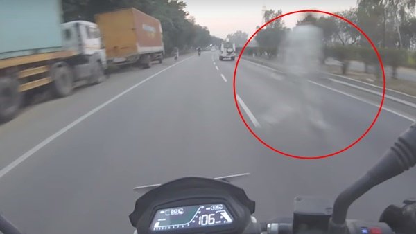 മിന്നായം പോലെ റോഡില്‍ യാത്രക്കാരന്‍; തലനാരിഴയ്ക്ക് രക്ഷപ്പെട്ട് ഡോമിനാര്‍ റൈഡര്‍ — വീഡിയോ