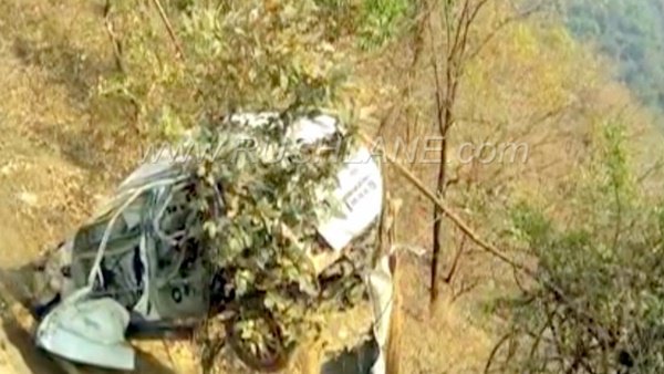 വീണത് നാനൂറ് അടി താഴ്ചയിലേക്ക്, തകര്‍ന്ന് തരിപ്പണമായി എന്‍ഡവര്‍; പക്ഷെ യാത്രക്കാര്‍ സുരക്ഷിതര്‍!