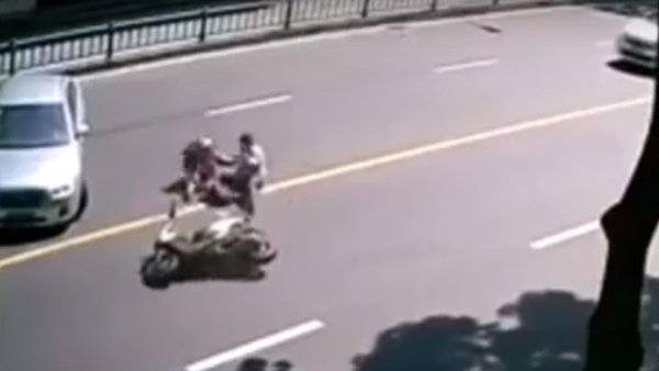 കാറിനെ കണ്ട് ബ്രേക്ക് പിടിച്ചു, സ്‌കൂട്ടര്‍ മറിഞ്ഞത് തലകീഴായി; ശേഷം സംഭവിച്ചത് ചിരിപടര്‍ത്തും