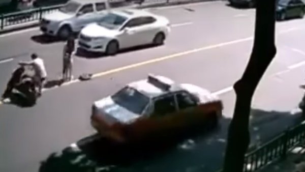 കാറിനെ കണ്ട് ബ്രേക്ക് പിടിച്ചു, സ്‌കൂട്ടര്‍ മറിഞ്ഞത് തലകീഴായി; ശേഷം സംഭവിച്ചത് ചിരിപടര്‍ത്തും