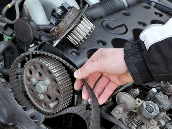 ശരിക്കും എഞ്ചിന്‍ ബ്രേക്കിംഗ് കാറിന് ദോഷം ചെയ്യുമോ? ശ്രദ്ധിക്കേണ്ട ചില കാര്യങ്ങള്‍