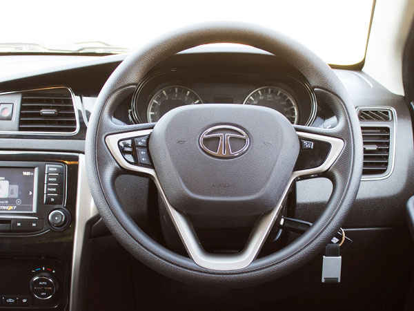 ഹാന്‍ഡ്‌ബ്രേക്ക് ഇടാന്‍ മറന്നു; നാടിനെ മുള്‍മുനയില്‍ നിര്‍ത്തി ഒരു കാര്‍