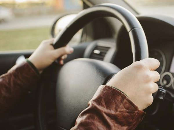 ഹാന്‍ഡ്‌ബ്രേക്ക് ഇടാന്‍ മറന്നു; നാടിനെ മുള്‍മുനയില്‍ നിര്‍ത്തി ഒരു കാര്‍