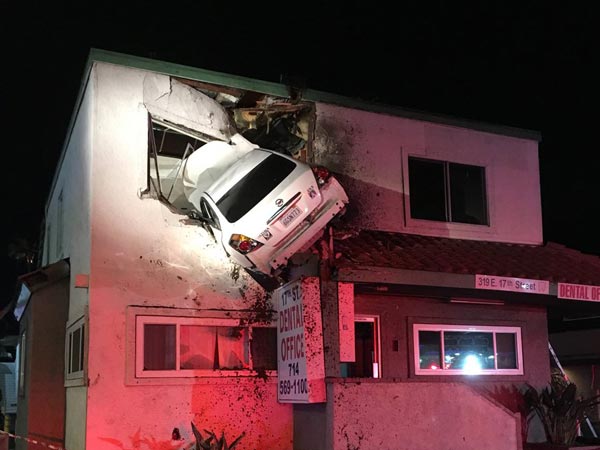 പശുവിനെ കണ്ടു വെട്ടിച്ചു, പോസ്റ്റിലിടിച്ച കാര്‍ നിന്നത് കുത്തനെ!