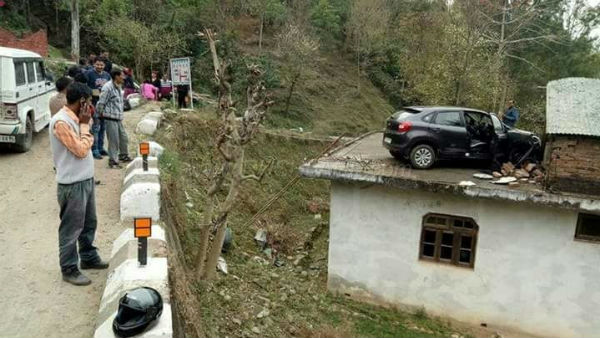 അമിതവേഗത്തില്‍ എത്തിയ ബലെനോ 'പറന്നു' കയറിയത് വീടിന്റെ മേല്‍ക്കൂരയിലേക്ക്