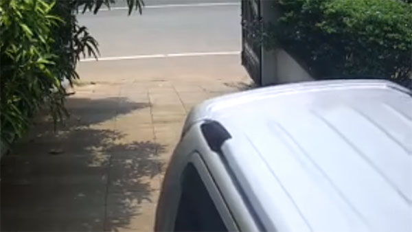 ഹാന്‍ഡ്‌ബ്രേക്ക് ഇടാന്‍ മറന്നു; നാടിനെ മുള്‍മുനയില്‍ നിര്‍ത്തി ഒരു കാര്‍