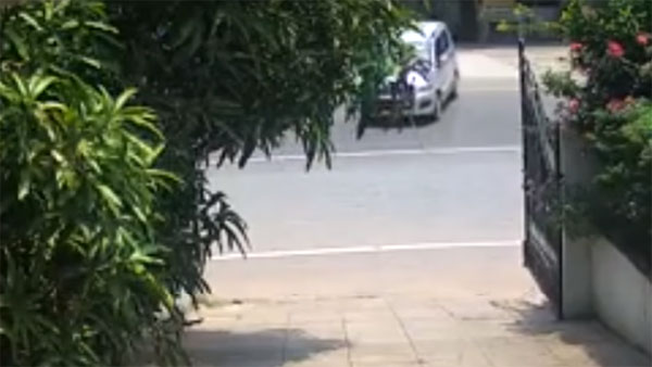 ഹാന്‍ഡ്‌ബ്രേക്ക് ഇടാന്‍ മറന്നു; നാടിനെ മുള്‍മുനയില്‍ നിര്‍ത്തി ഒരു കാര്‍