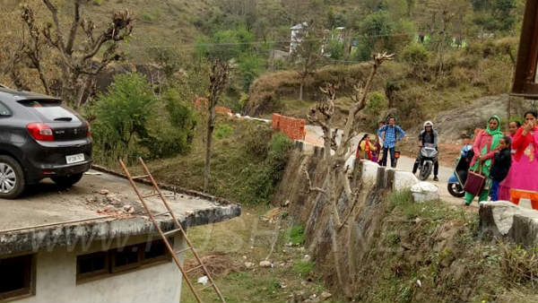 അമിതവേഗത്തില്‍ എത്തിയ ബലെനോ 'പറന്നു' കയറിയത് വീടിന്റെ മേല്‍ക്കൂരയിലേക്ക്