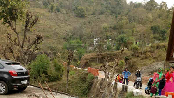അമിതവേഗത്തില്‍ എത്തിയ ബലെനോ 'പറന്നു' കയറിയത് വീടിന്റെ മേല്‍ക്കൂരയിലേക്ക്
