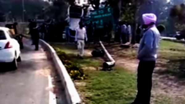 പശുവിനെ കണ്ടു വെട്ടിച്ചു, പോസ്റ്റിലിടിച്ച കാര്‍ നിന്നത് കുത്തനെ!