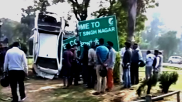 പശുവിനെ കണ്ടു വെട്ടിച്ചു, പോസ്റ്റിലിടിച്ച കാര്‍ നിന്നത് കുത്തനെ!