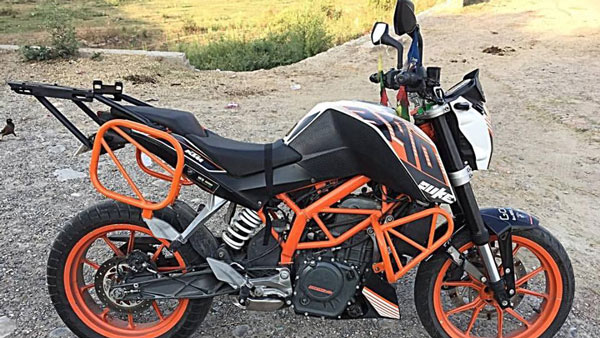 ഇറങ്ങിത്തിരിച്ചത് ഡ്യൂക്കില്‍ പുതിയ റെക്കോര്‍ഡ് കുറിക്കാന്‍; പക്ഷെ വഴിയില്‍ ബൈക്ക് കത്തി നശിച്ചു! 