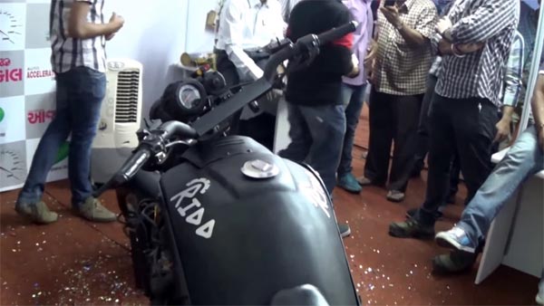 1000 സിസി ബൈക്കിനെ നിര്‍മ്മിച്ചത് കൈകൊണ്ടു, ഗുജറാത്തി യുവാവ് ലിംക ബുക്ക് ഓഫ് റെക്കോര്‍ഡ്‌സില്‍