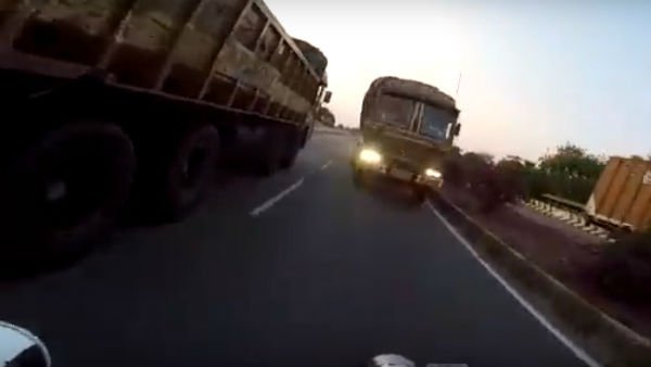 'റോങ്ങ് സൈഡ്' കയറി ലോറി; ബൈക്ക് യാത്രികന്‍ രക്ഷപ്പെട്ടത് തലനാരിഴയ്ക്ക്