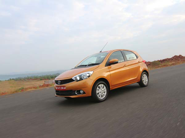 ട്രാക്ടറുമായി കൂട്ടിയിടിച്ച ടിയായഗൊ വീണത് തലകീഴായി; യാത്രക്കാര്‍ സുരക്ഷിതര്‍