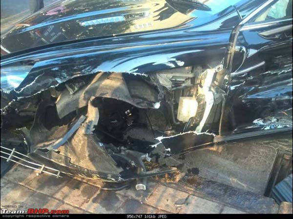 അപകടത്തില്‍ തകര്‍ന്നടിഞ്ഞ് ആസ്റ്റണ്‍ മാര്‍ട്ടിന്‍ റപ്പീഡ്