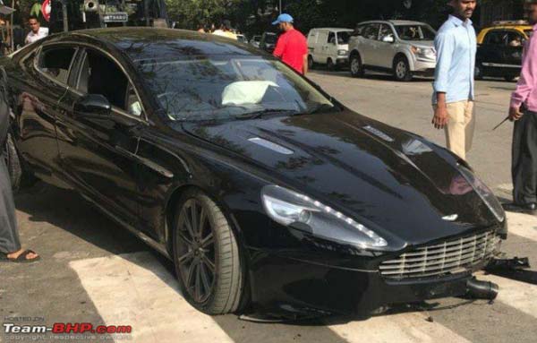 അപകടത്തില്‍ തകര്‍ന്നടിഞ്ഞ് ആസ്റ്റണ്‍ മാര്‍ട്ടിന്‍ റപ്പീഡ്