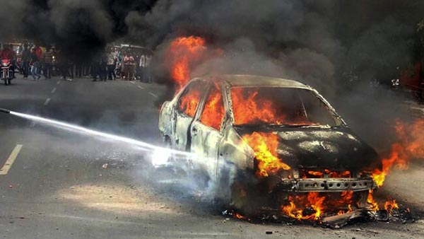 ഓടിക്കൊണ്ടിരുന്ന പുത്തന്‍ ഫോര്‍ഡ് എന്‍ഡവര്‍ കത്തിയമര്‍ന്നു; യാത്രക്കാര്‍ സുരക്ഷിതര്‍!