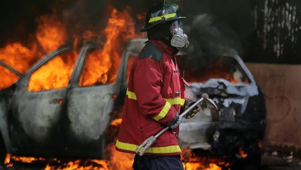 ഓടിക്കൊണ്ടിരുന്ന പുത്തന്‍ ഫോര്‍ഡ് എന്‍ഡവര്‍ കത്തിയമര്‍ന്നു; യാത്രക്കാര്‍ സുരക്ഷിതര്‍!