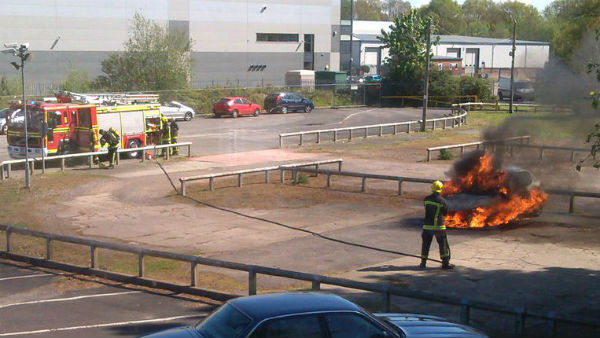 ഓടിക്കൊണ്ടിരുന്ന പുത്തന്‍ ഫോര്‍ഡ് എന്‍ഡവര്‍ കത്തിയമര്‍ന്നു; യാത്രക്കാര്‍ സുരക്ഷിതര്‍!