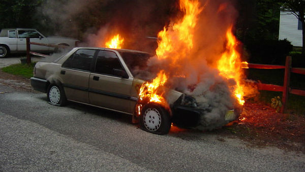 ഓടിക്കൊണ്ടിരുന്ന പുത്തന്‍ ഫോര്‍ഡ് എന്‍ഡവര്‍ കത്തിയമര്‍ന്നു; യാത്രക്കാര്‍ സുരക്ഷിതര്‍!