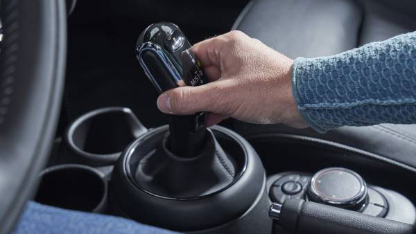 ഓട്ടോമാറ്റിക് കാറില്‍ എഞ്ചിന്‍ ബ്രേക്കിംഗ് — അറിഞ്ഞിരിക്കേണ്ട കാര്യങ്ങള്‍