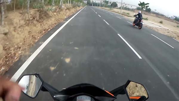 കെടിഎം ബൈക്കുകള്‍ തമ്മില്‍ മത്സരിച്ചാല്‍ ആരു ജയിക്കും?